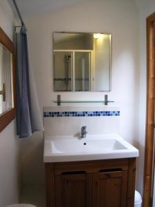un bagno con lavandino e specchio di Le Noisetier at Les Hiboux Gites a Chef-Boutonne