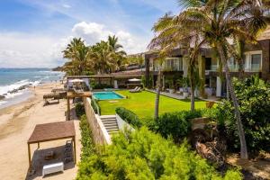 - une vue aérienne sur une maison sur la plage dans l'établissement Espectacular Villa en Pocitas, à Puerto Máncora