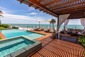 une piscine avec vue sur l'océan dans l'établissement Espectacular Villa en Pocitas, à Puerto Máncora