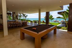- un billard dans le salon avec vue sur l'océan dans l'établissement Espectacular Villa en Pocitas, à Puerto Máncora
