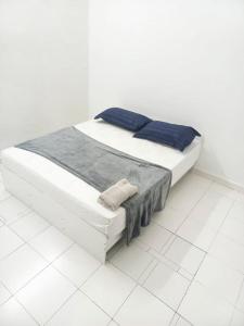 Postel nebo postele na pokoji v ubytování AYUHOMESTAY ii, KUNDANG GAMUDA GARDEN