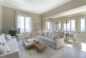 un salon avec deux canapés et une table dans l'établissement Villa La Pax, à Mougins