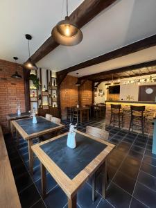 restauracja ze stołami i krzesłami w pokoju w obiekcie Penzion Stodola w mieście Weisswasser in Böhmen