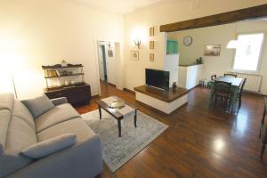 a living room with a couch and a table at La Loggetta in Buonconvento