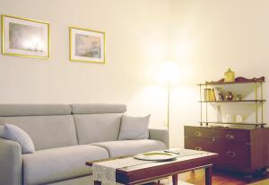 a living room with a couch and a coffee table at La Loggetta in Buonconvento