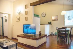a living room with a computer on a table at La Loggetta in Buonconvento