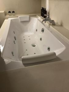 Mailly-le-ChâteauにあるVilla Bellevueのバスルーム(白いバスタブ、シンク付)