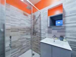 a bathroom with a shower and a sink and a tv at St Hilaire de Riez, Maison de ville pour 6 in Saint-Hilaire-de-Riez +11 photos