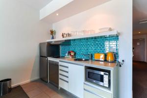 A kitchen or kitchenette at City Views On Pool Level King Bed Or Twin Share