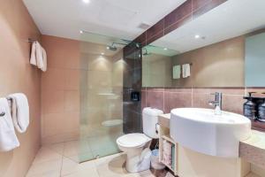 A bathroom at City Views On Pool Level King Bed Or Twin Share