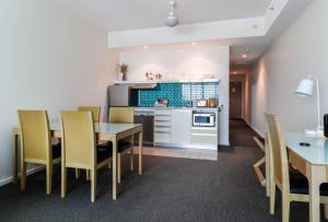 A kitchen or kitchenette at City Views On Pool Level King Bed Or Twin Share