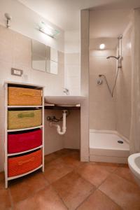 a bathroom with a sink and a shower at Le Case di Bart su Chalet Montana in Prato Nevoso