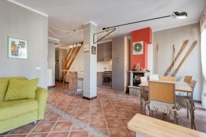 a living room with a couch and a dining room at Le Case di Bart su Chalet Montana in Prato Nevoso