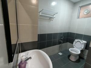 a bathroom with a toilet and a sink and a tub at Dream studio Emerald avenue in Cameron Highlands