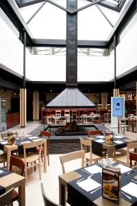Reštaurácia alebo iné gastronomické zariadenie v ubytovaní AS Hoteles Altube