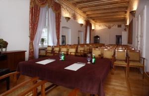 jadalnia ze stołem i krzesłami w budynku w obiekcie The Bonerowski Palace Boutique Hotel w Krakowie