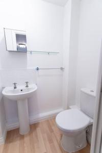 biała łazienka z toaletą i umywalką w obiekcie Florey Court, Long Stays Disc, Sleeps 6 in 2 Bedrooms, Parking w mieście Swindon +3 zdjęcia