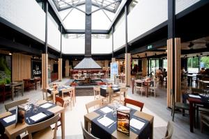 Reštaurácia alebo iné gastronomické zariadenie v ubytovaní AS Hoteles Altube