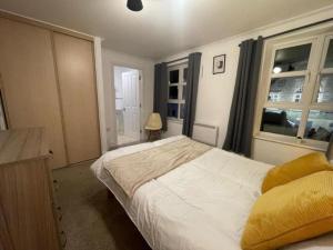 Katil atau katil-katil dalam bilik di 4 Bradford Old Town Swindon, 2 Bedroom, Sleeps 5, Free Secure Parking, Wifi, Long Stay Disc