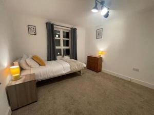 Katil atau katil-katil dalam bilik di 4 Bradford Old Town Swindon, 2 Bedroom, Sleeps 5, Free Secure Parking, Wifi, Long Stay Disc