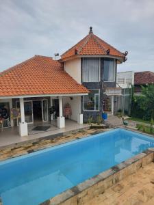 Hồ bơi trong/gần Mercusuar Resort Jepara