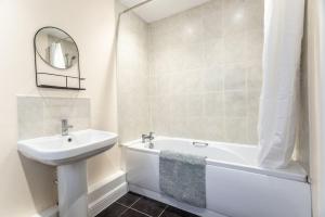 biała łazienka z umywalką i wanną w obiekcie Deacon Street-3 Bedroom, Sleeps 7, Long Stay Disc, Parking w mieście Swindon
