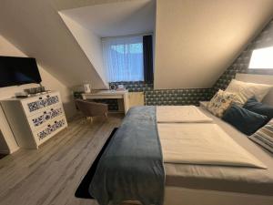 ein Schlafzimmer mit einem großen Bett und einem Fernseher in der Unterkunft WOB Hotel in Wolfsburg