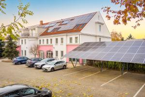 budynek z dużą ilością paneli słonecznych na nim w obiekcie Platan Hotel w Debreczynie +18 zdjęć