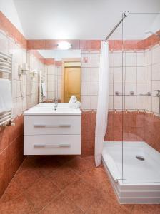 Koupelna v ubytování Platan Hotel