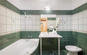 Koupelna v ubytování Platan Hotel