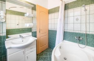 Koupelna v ubytování Platan Hotel