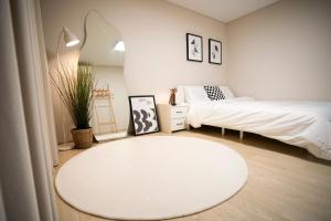 Postel nebo postele na pokoji v ubytování Gyeongju Record Stay Near tourist attractions