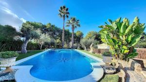 Bazén v ubytování Catalunya Casas Superb Traditional Elegance walking distance to beach nebo v jeho okolí