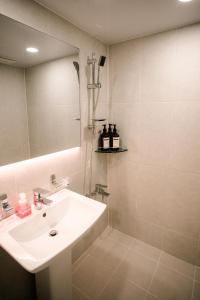 Koupelna v ubytování Gyeongju Record Stay Near tourist attractions + 78 fotografií