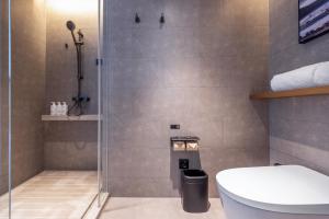 um banheiro com chuveiro e vaso sanitário em Atour Hotel Dongguan Dongcheng 33 Town em Dongguan