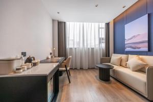Uma área de estar em Atour Hotel Dongguan Dongcheng 33 Town
