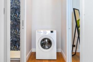 a laundry room with a washer and dryer at Moderno Attico con Vista Panoramica e Piscina in Turin