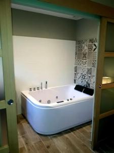 een groot wit bad in een kamer bij Aillan Hervé villa avec piscine privée chauffée in Mirabel-aux-Baronnies