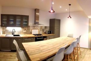 een keuken met een houten tafel en een aantal stoelen bij Aillan Hervé villa avec piscine privée chauffée in Mirabel-aux-Baronnies