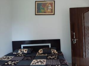 Ένα ή περισσότερα κρεβάτια σε δωμάτιο στο Shanti Kunj Home Stay