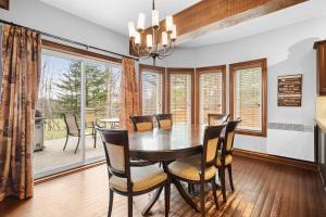 Fotografie z fotogalerie ubytování Townhouse On The Golf La Bte -10min To Tremblant v destinaci Mont-Tremblant