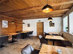 a restaurant with wooden ceilings and tables and chairs at s'Morent in Zöblen