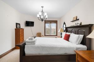 Postel nebo postele na pokoji v ubytování Townhouse On The Golf La Bte -10min To Tremblant