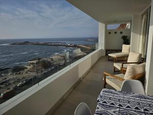 a balcony with a view of the ocean at Departamento con espectacular vista al mar Arica, Condominio Ayllu in Arica