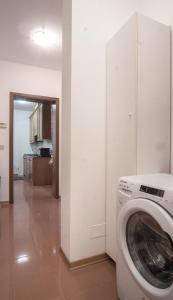 a washing machine in a room with a kitchen at Venezia 1851 in Venice