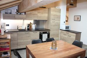 サモエンヌにあるAppartement de standing Chalet Bostanのキッチン(木製のテーブル、椅子付) +15枚の写真
