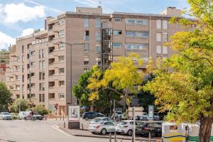 El barrio en el que está el departamento o un barrio cercano