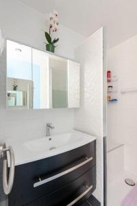Un baño de Appartement Lumineux et Confortable 9 fotos más