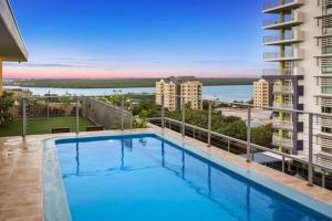 Sundlaugin á The Midas Touch Rooftop Pool & Free Parking eða í nágrenninu