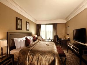 A television and/or entertainment centre at Crowne Plaza Istanbul Asia by IHG